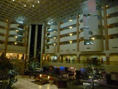 [L'atrio dell'hotel in cui si è svolta la mostra]