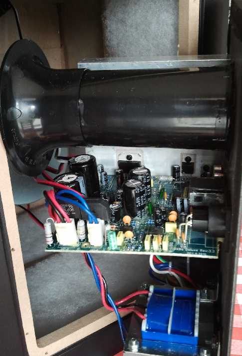 [M-Audio BX8 - internal view]