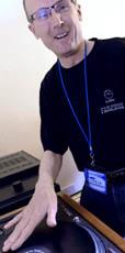[DJ Steve con giradischi Technics e maglietta Linn]