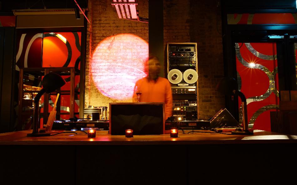 [La postazione DJ]