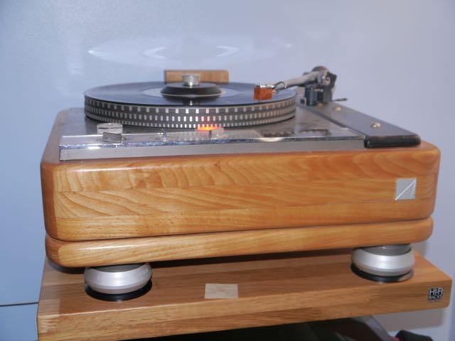 [Il Garrard 401 su base personalizzata e isolanti]