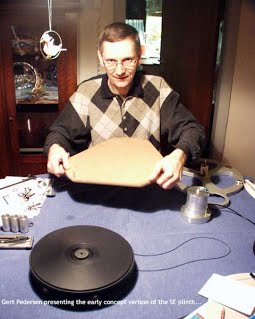 [Gert Pedersen con il giradischi SE]
