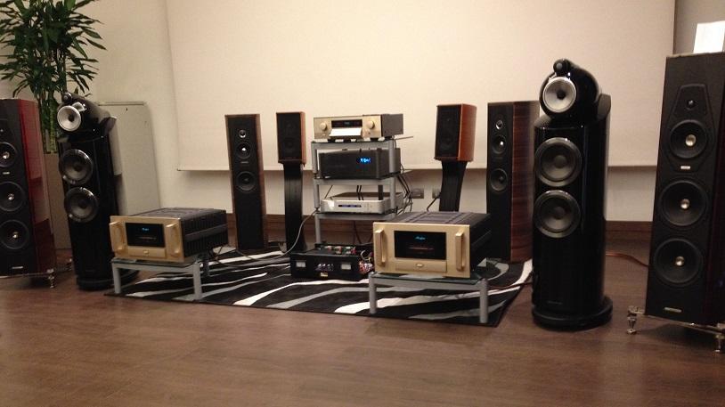 [La prima sala di Lyrics Audio]