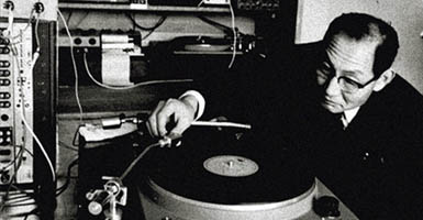 [Hidéo Matsushita, fondatore di Audio Technica, al lavoro]
