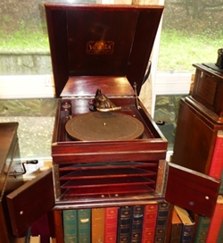 [Victrola IX]