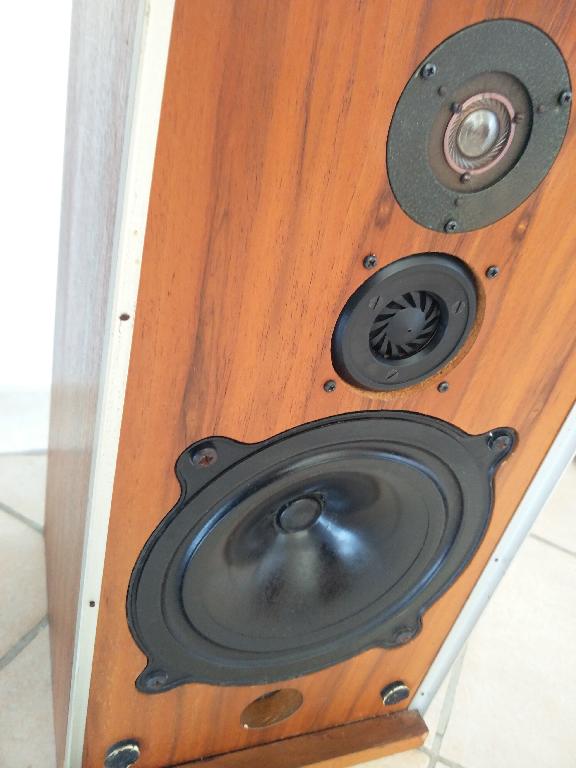 [B&W DM4 loudspeakers]