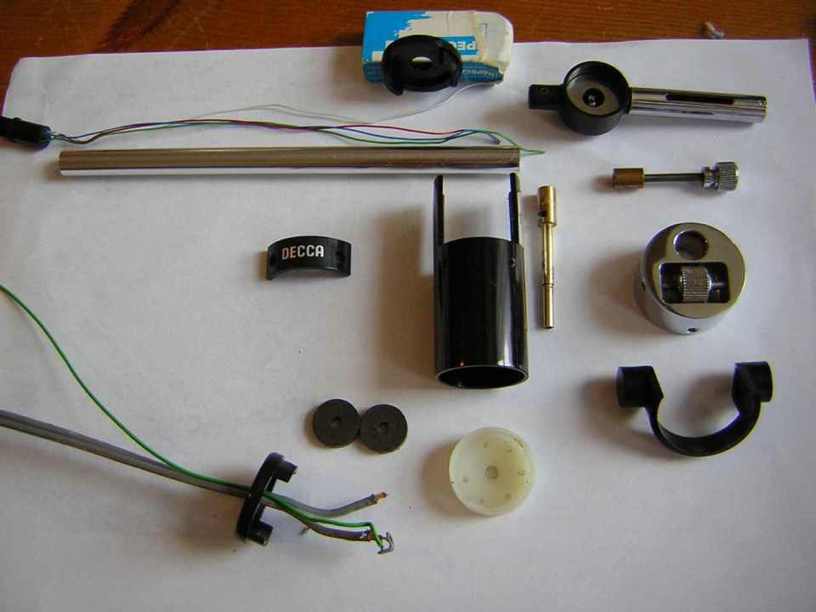 [Fully disassembled tonearm]