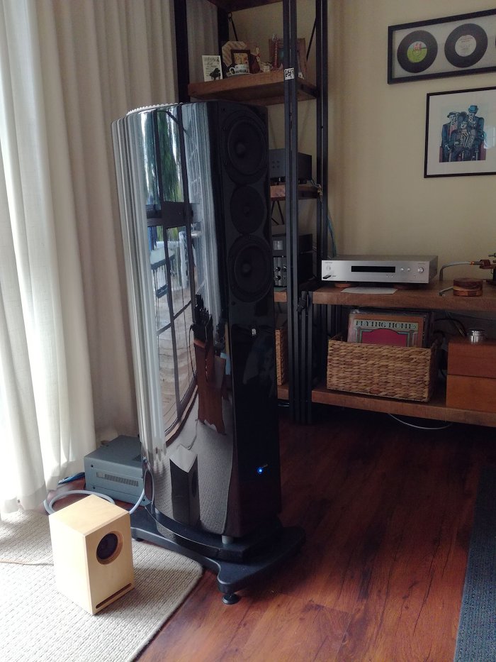 [I diffusori Arche Audio FR2 in sala d'ascolto]