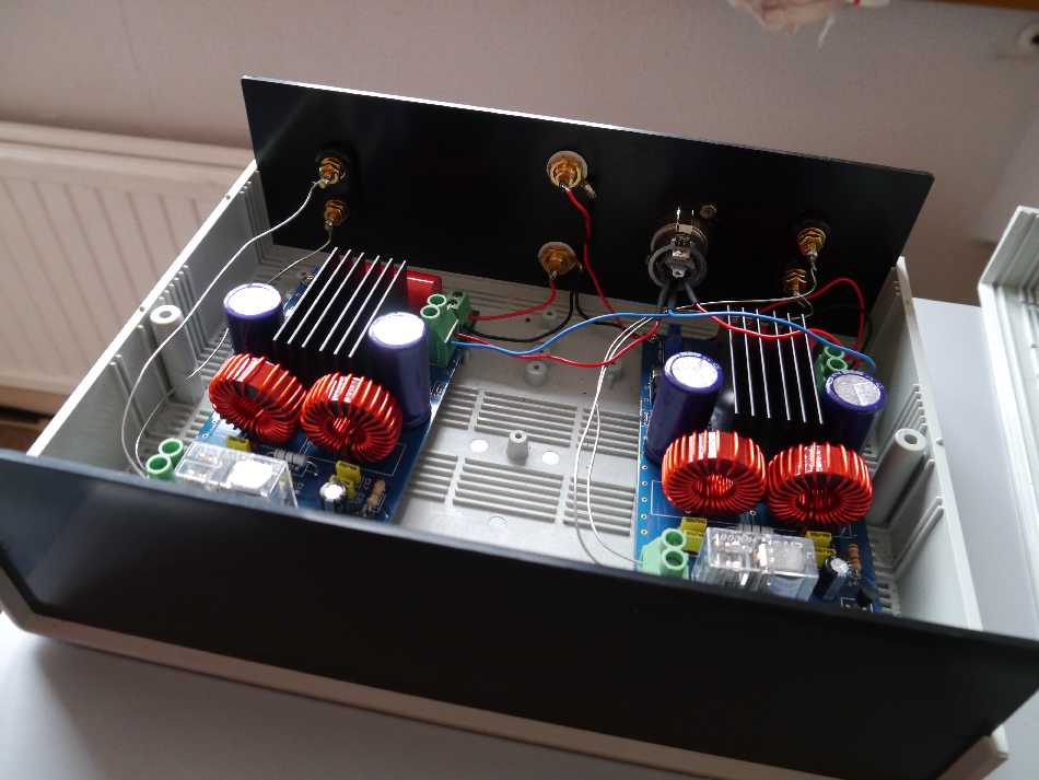 [Helder HiFI STA508 amplifier chassis]
