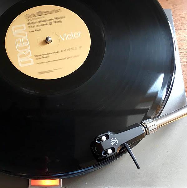 [Testina Audio-Technica che riproduce Metal Machine Music di Lou Reed]
