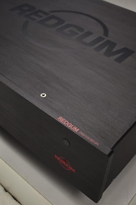 [Amplificatore integrato REDGUM Black Series - vista dall'alto]