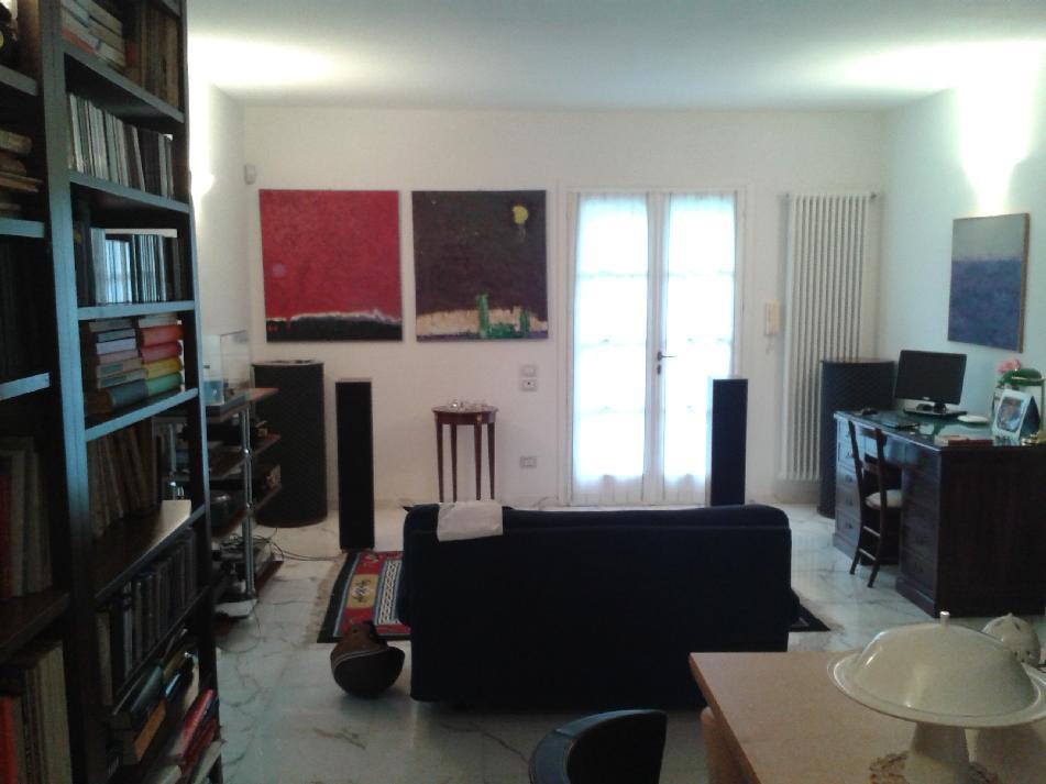 [Listening room]