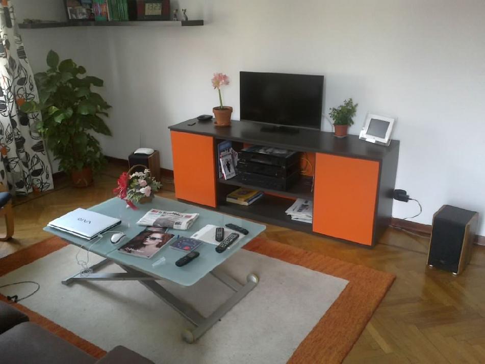 [A typical, completely wrong listening room]