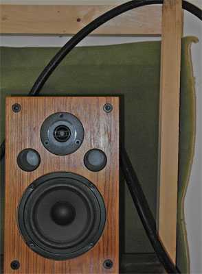 [Trends  CQ-500 heavy speaker cable suspended from wooden frame]